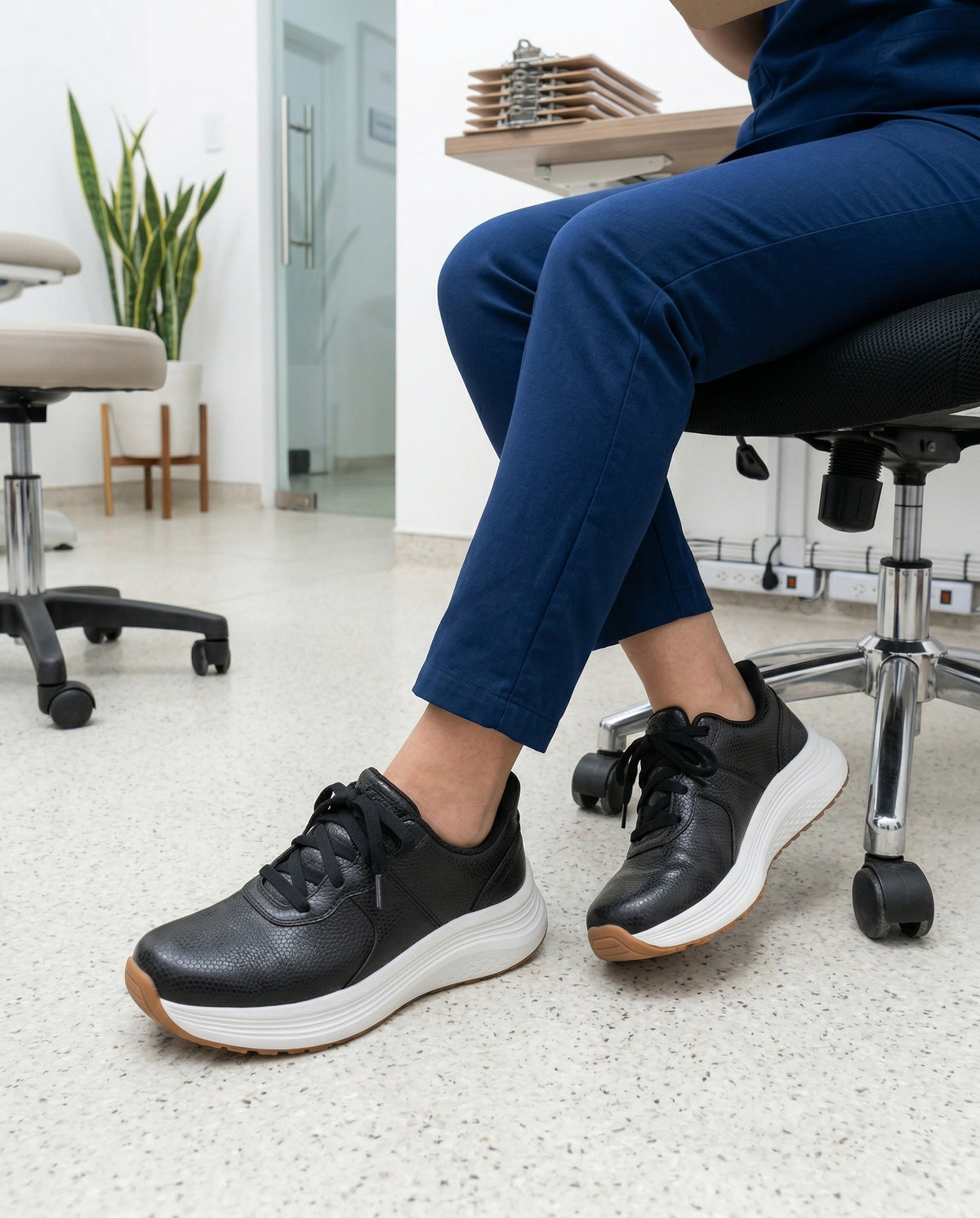 Orthofeet® | Stride | Schwarz Leder | Hands-Free Schuhe mit Fersendämpfung | Damen Schnürer